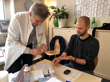 Gesundheitstag bei der tandem BTL: Blutzuckermessung