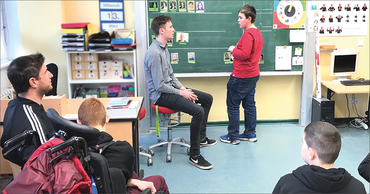 Erzieher in Ausbildung in Lernsituation im Klassenzimmer