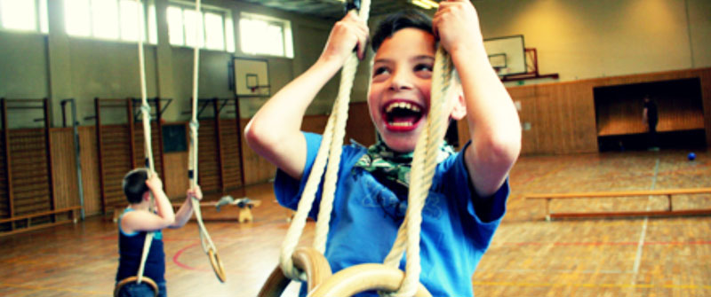 Schulsozialarbeit an der Charlotte-Pfeffer-Schule, Berlin Mitte, Grundschule und Schule der Sekundarstufe I und II mit dem sonderpädagogischen Förderschwerpunkt "Geistige Entwicklung", lachender Junge